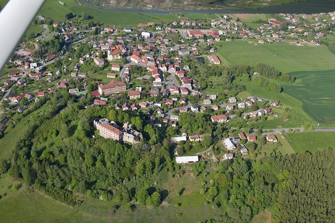 Hrad a obec Pecka, Podkrkono, kraj Krlovhradeck, okres Jin, leteck pohled, 2019.